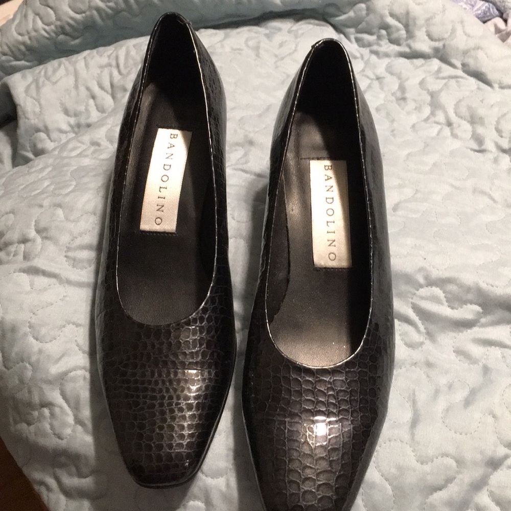 Bandolino pumps Navy alligator  pattern 2 in. Heel
